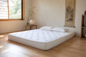 フローリングの寝室に置かれた厚みのある高反発マットレス