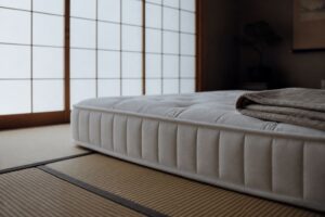 和室に敷かれた厚みのあるマットレスと朝の障子明かり